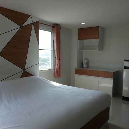 The Seasons Aparthotel Pathum Thani Buitenkant foto